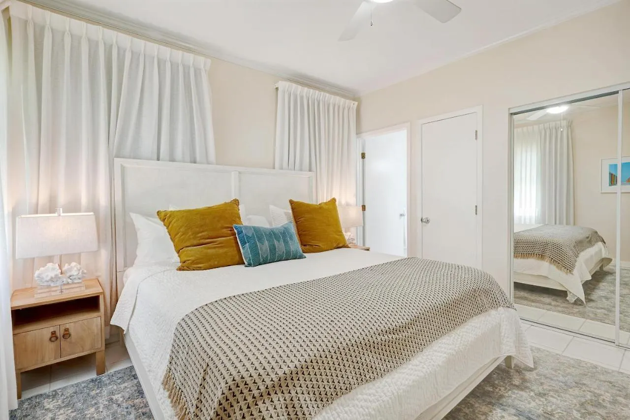 Coconut Bay Villas #116 George Town Holiday home